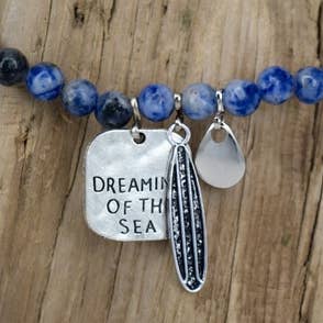 Bracelet à perles bleues avec breloques Dreaming Of The Sea et Surf Board pour la vente par Eye Catching Jewelry