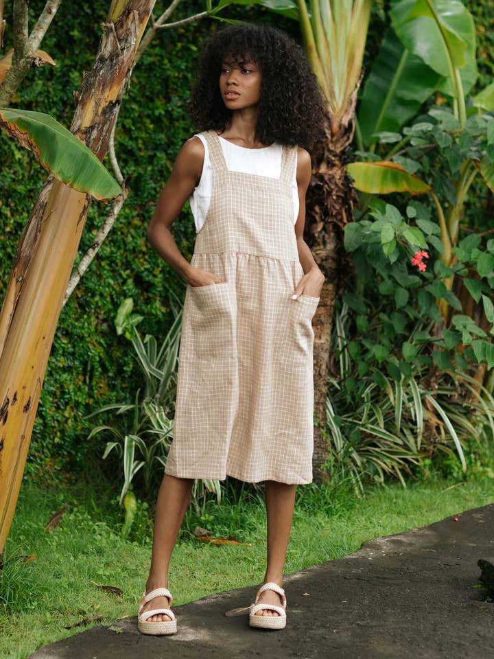 Abito scamiciato in lino ROATAN a quadri marroni per la vendita all'ingrosso da parte di MagicLinen (We handle U.S. import procedures for you)