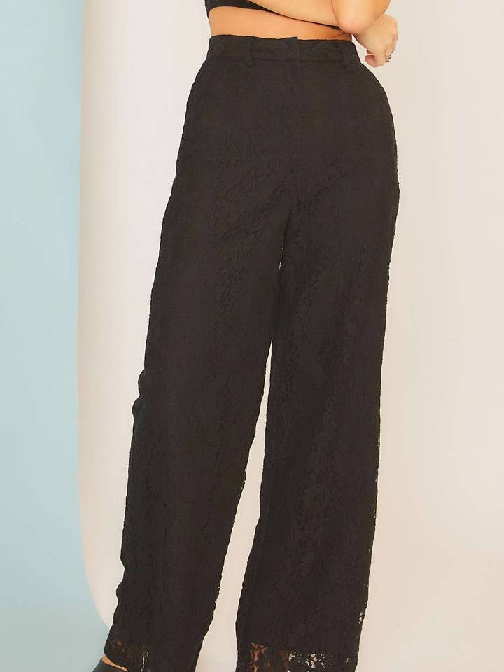 Pantalon en dentelle à boucle pour la vente par Main Strip