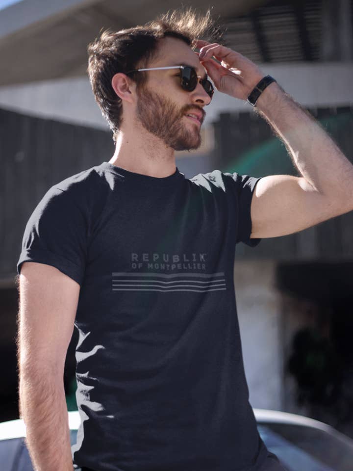 T-shirt Legend pour la vente par Republik Of