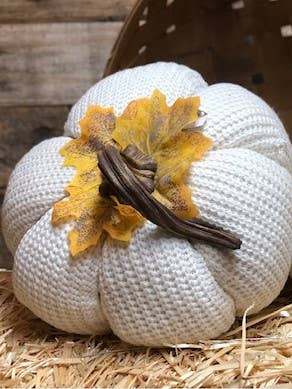 Grande citrouille en tricot blanc pour la vente par DNS Designs
