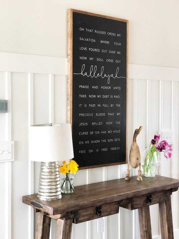 Targa in legno di Pasqua Rugged Cross Hallelujah per la vendita all'ingrosso da parte di The Shed Interiors