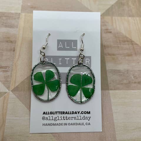 Boucles d'oreilles pendantes en résine avec trèfle à quatre feuilles porte-bonheur de la Saint-Patrick. pour la vente par All GlitterAll Day
