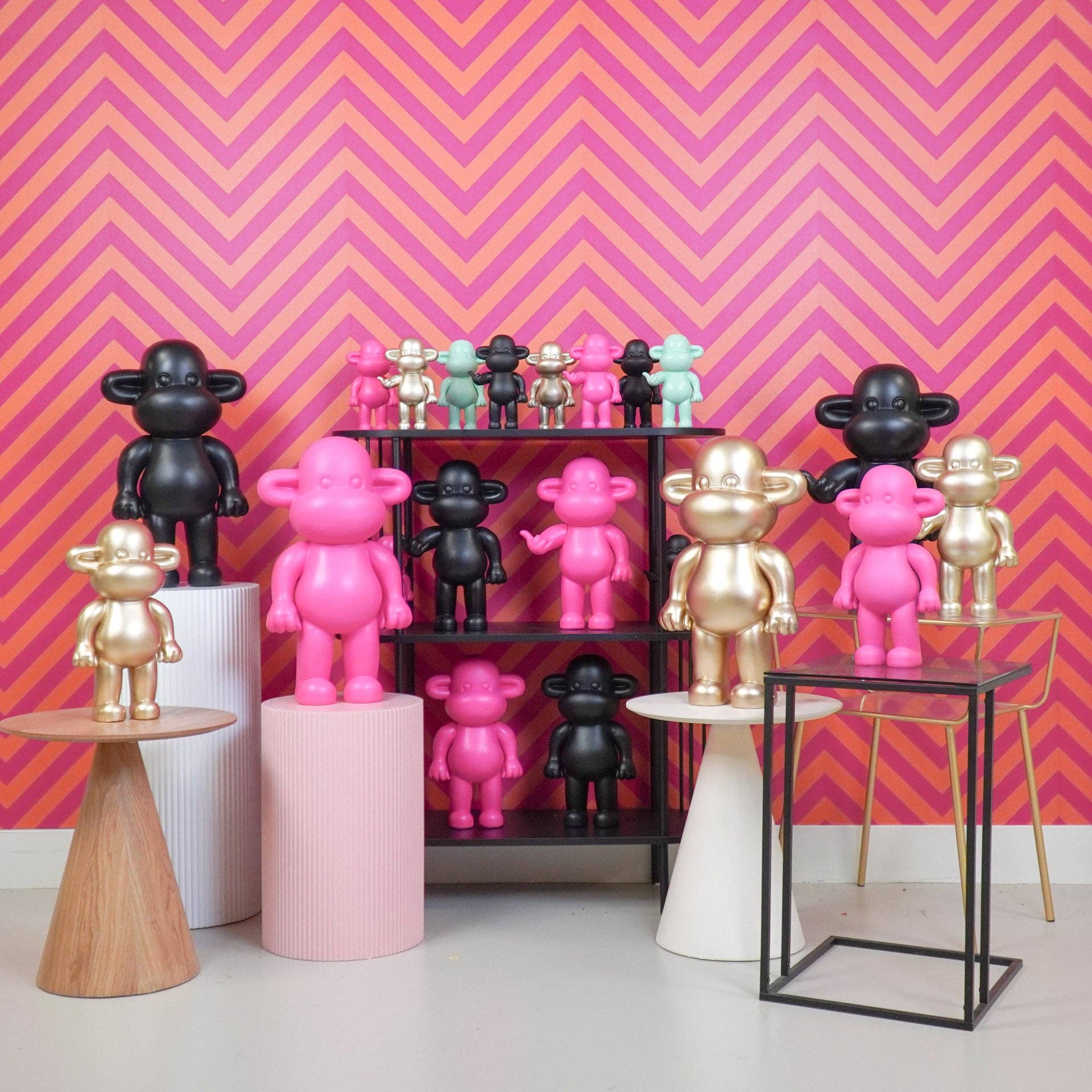 Housevitamin bv - Vente Figurine décorative - Ornement - Figurine singe « The Legend » en polyrésine rose - 11x7x19 cm9