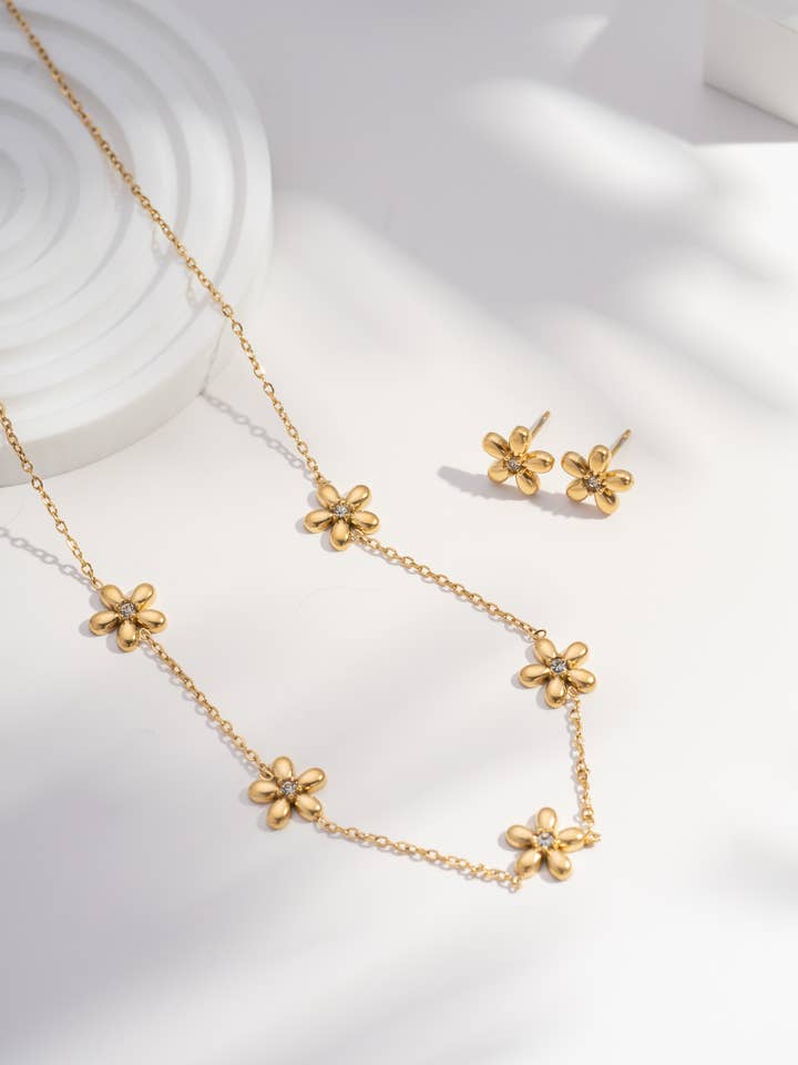 Golden flower necklace and earrings set in steel for wholesale by COSMOS
