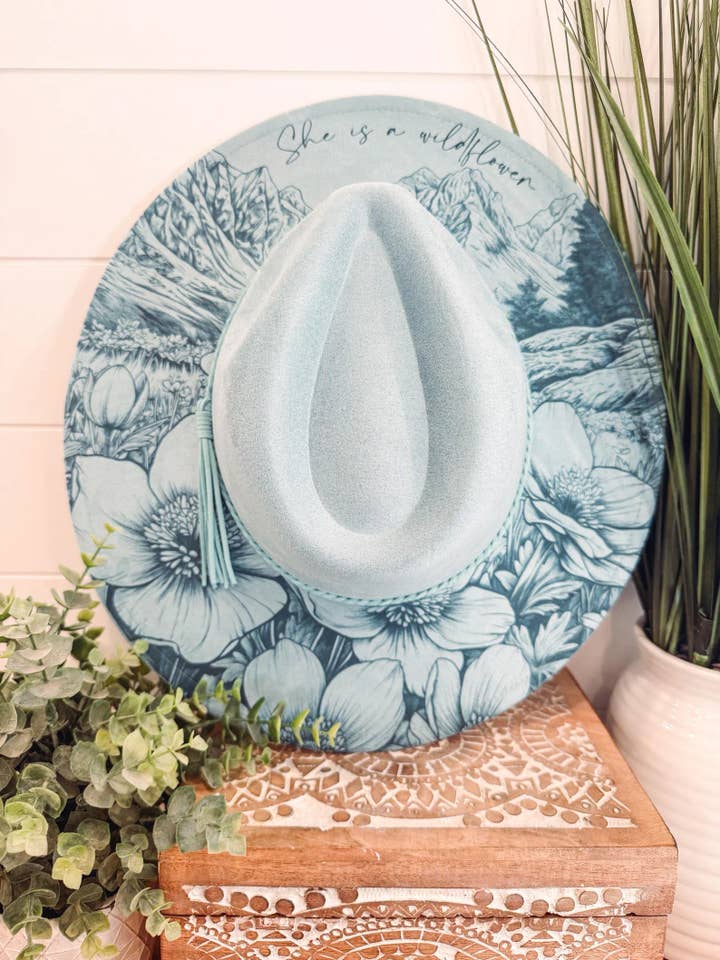 Graverad Bergshatt med Vildblommor för wholesale av Willie & Dolly Designs