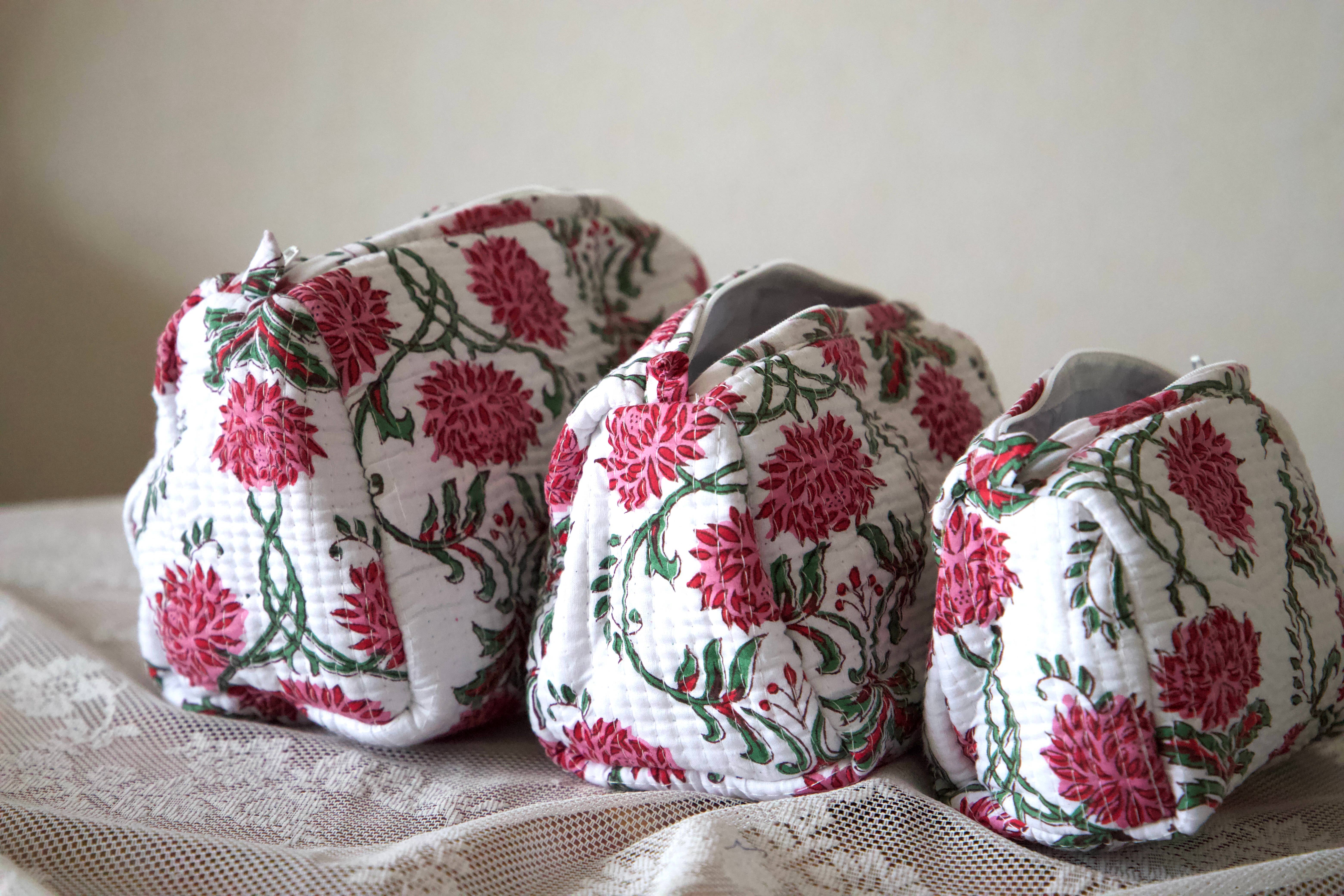 Indie Corner - Venta al por mayor Neceser - Mujer - Bolsa de algodón acolchada para artículos de aseo con flores rosas4