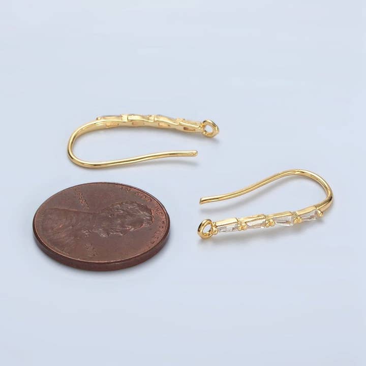 Aim Eternal - Vendita all'ingrosso Orecchini a cerchio - Ganci per orecchini a monachella foderati a baguette in oro 24K | L0751