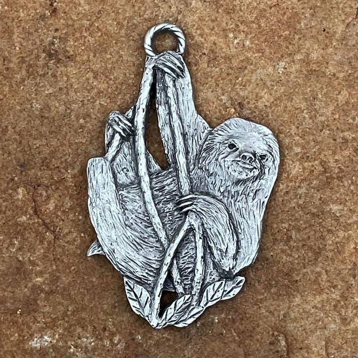 Three Toed Sloth Tin Ornament, Tin Figur, Julepynt, Dyreliv Ornament, Naturfigur, Dyreliv Figur for engroshandel hos Schumann Sculpture