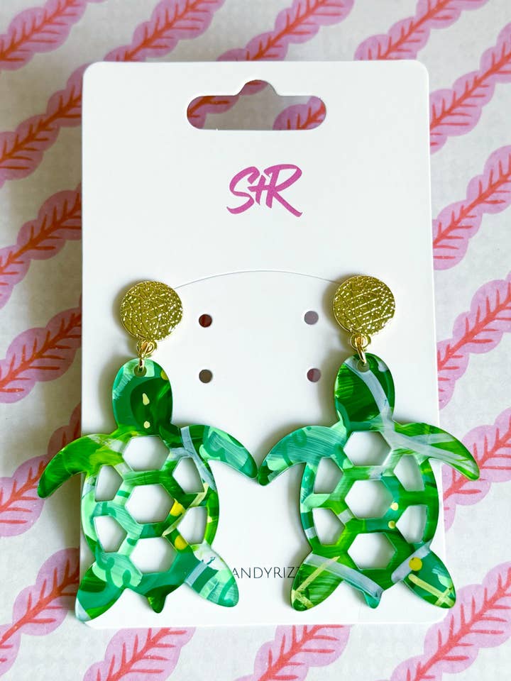 Boucles d'oreilles pendantes tortue de mer peintes à la main pour la vente par Sandy + Rizzo