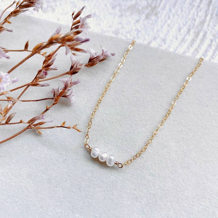 Collier perles blanches Ode pour la vente par YSIE