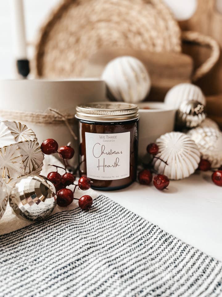 Candela di soia di Natale Hearth 8oz di We Three Candle Co. per la vendita all'ingrosso da parte di We Three Candle Co.