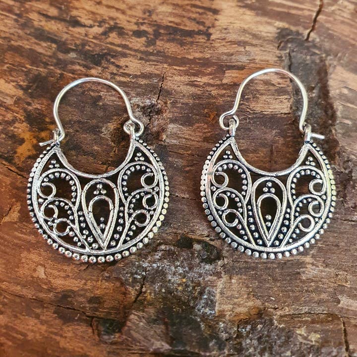 Orecchini Mini Boho Fiore Mandala in Argento; Etnico, Geometrico, Piccolo, Rustico, Yoga, Hippie, Gitano, Grazioso, Ssy, Boho, Bohemien, Festival per la vendita all'ingrosso da parte di Kaali Boutique