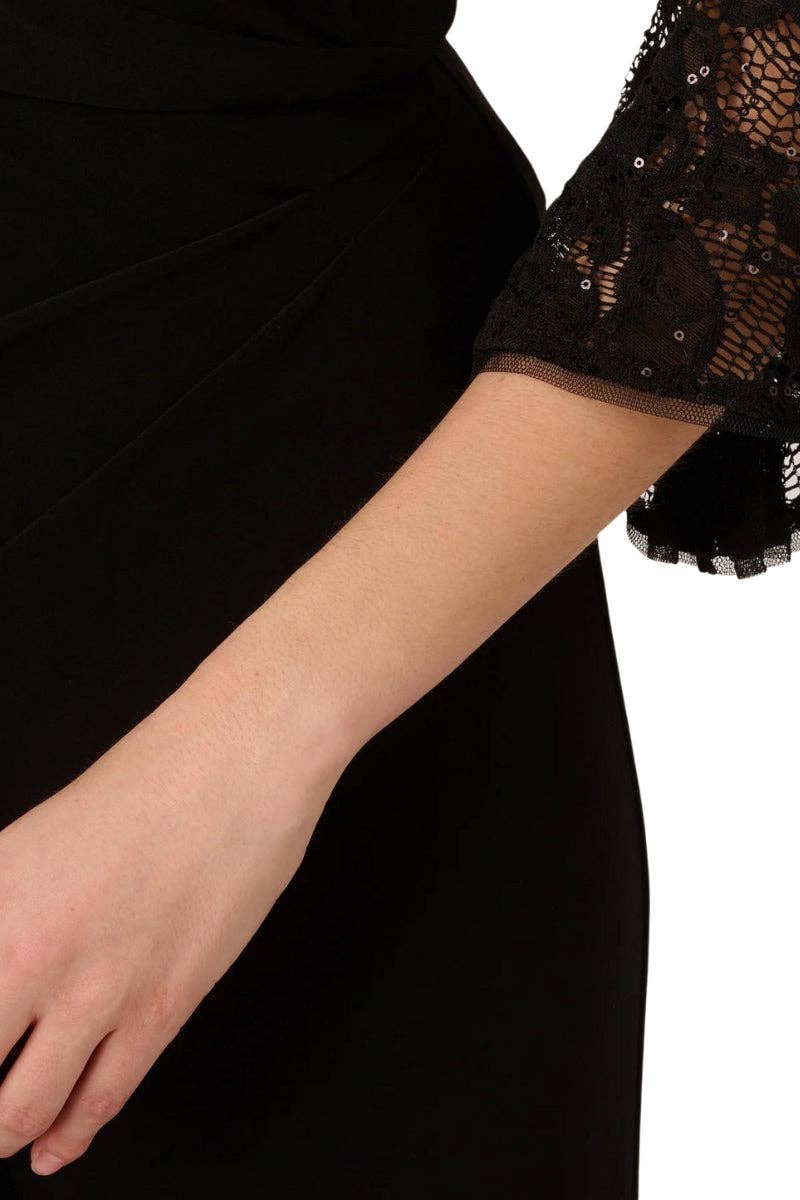 NEGRO Mono recto de pierna recta con cuello redondo de encaje, manga al codo y puño con volante de Adrianna Papell. de venta al por mayor en Faire2