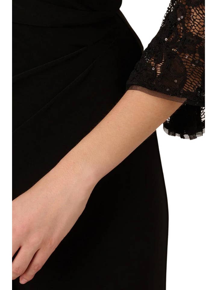 NEGRO Mono recto de pierna recta con cuello redondo de encaje, manga al codo y puño con volante de Adrianna Papell. de venta al por mayor en Faire2