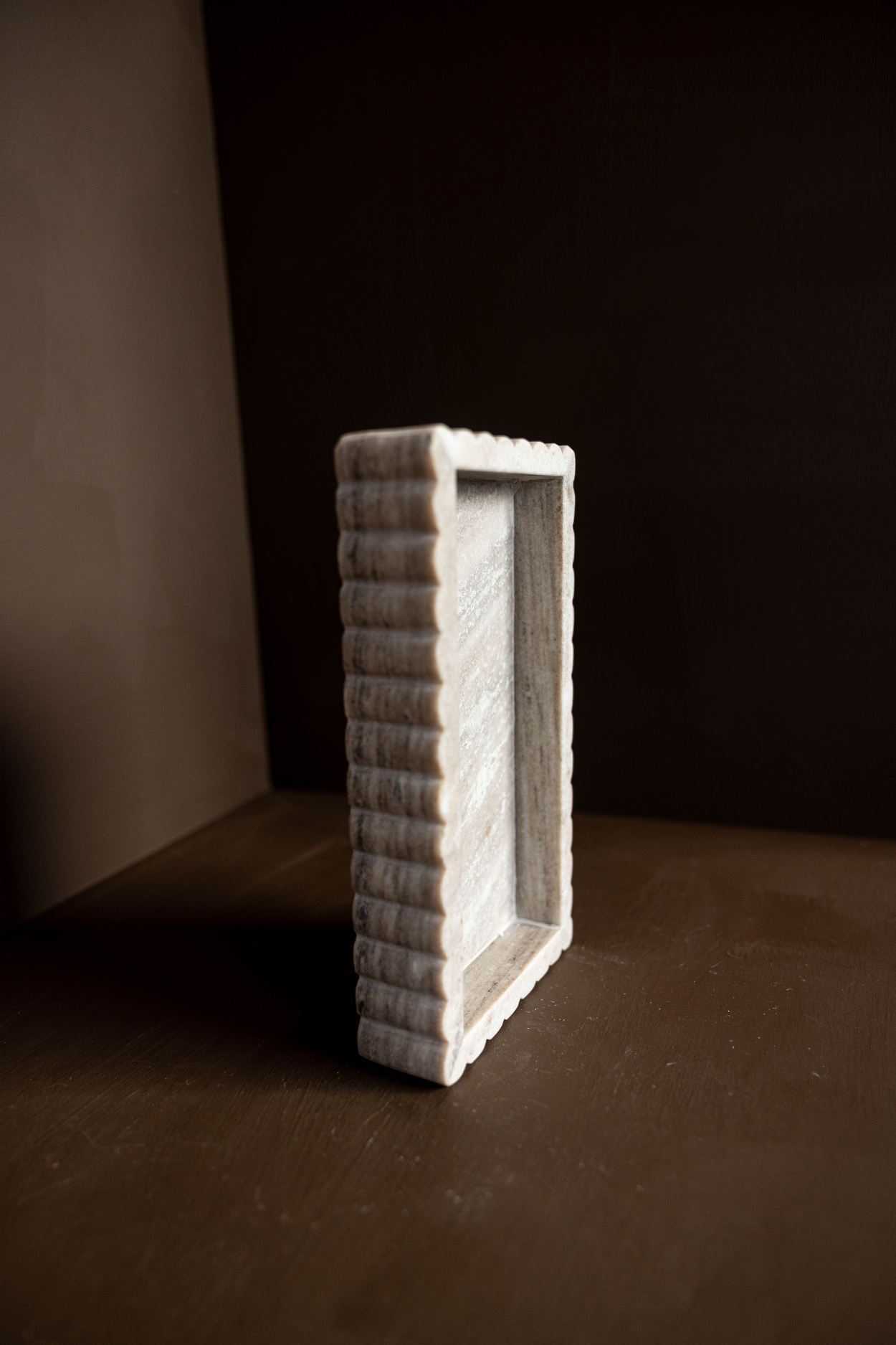 Luxe B Co – wholesale Decorative tray – Scalloped Marble Fluted Bridge Tray Beige Gray7