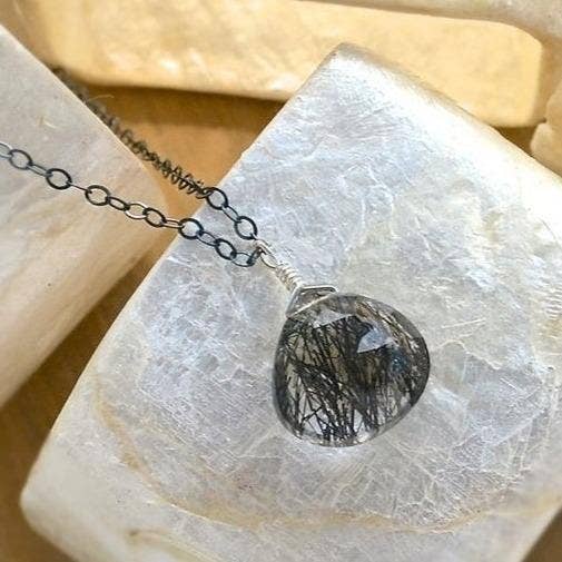 Schwarzes Meer Halskette - Turmalinquarz Solitär-Halskette in 14k Gold für den Großhandel von Foamy Wader