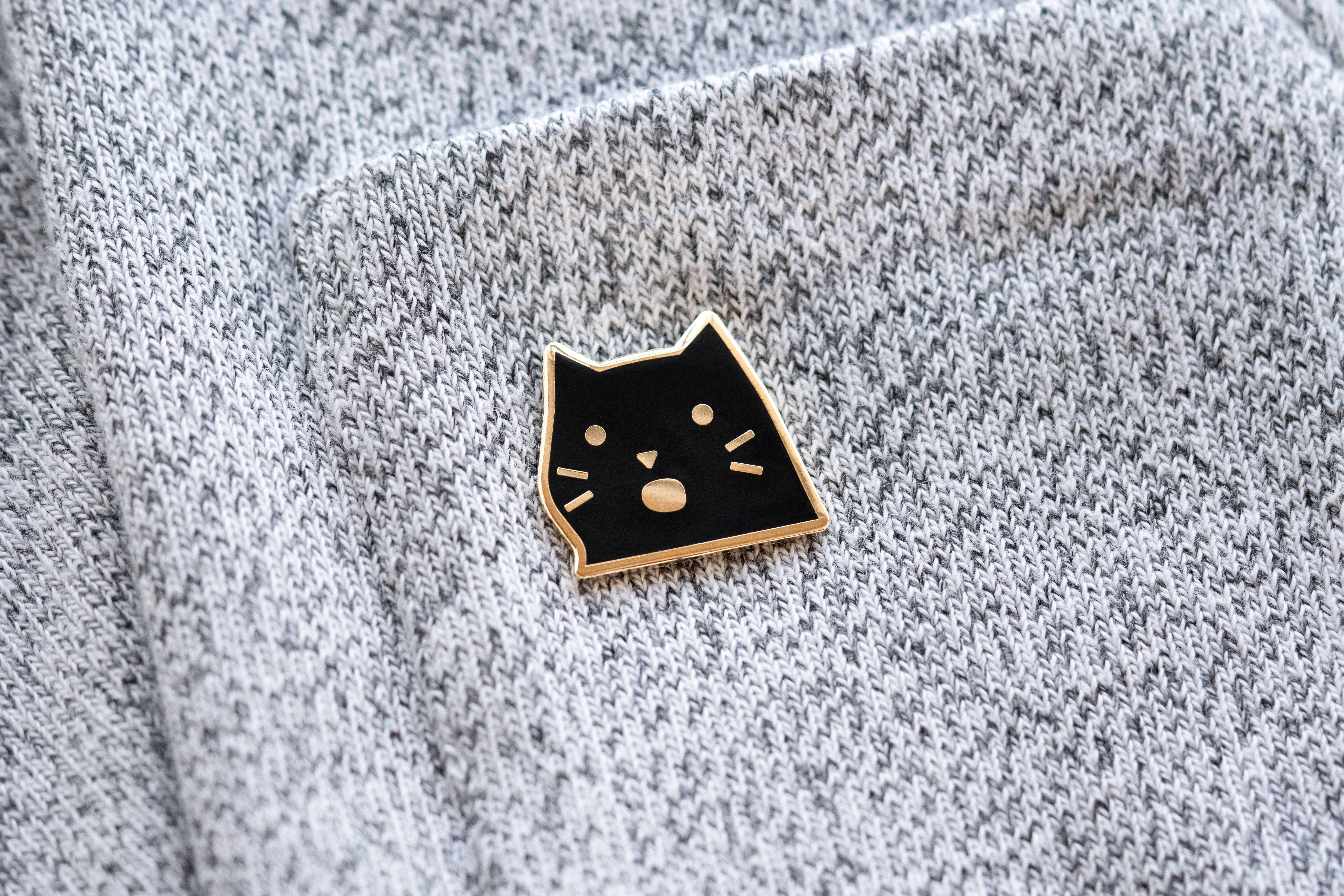 Everyday Olive - Wholesale Lapel Pin/Button - Surprised Cat Pin2