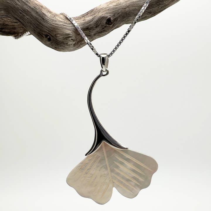 Résilience en Fleurs : Collier Ginkgo pour la vente par The Green Gecko