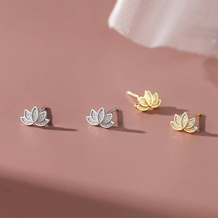 Petites Boucles d'Oreilles Clou Fleur de Lotus en Argent Sterling 925 pour la vente par Perimade & Co. LLC