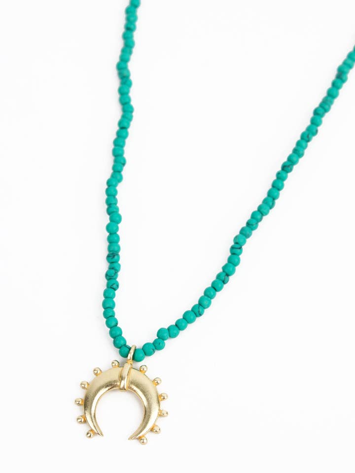 COLLAR DE CUENTAS CON COLGANTE EN FORMA DE MEDIA LUNA para venta al por mayor de My Doris