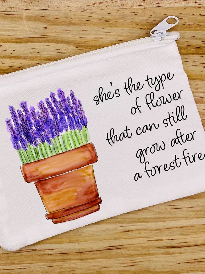 Pochette zippée Lavender Forest Fire pour la vente par Krafty Inc