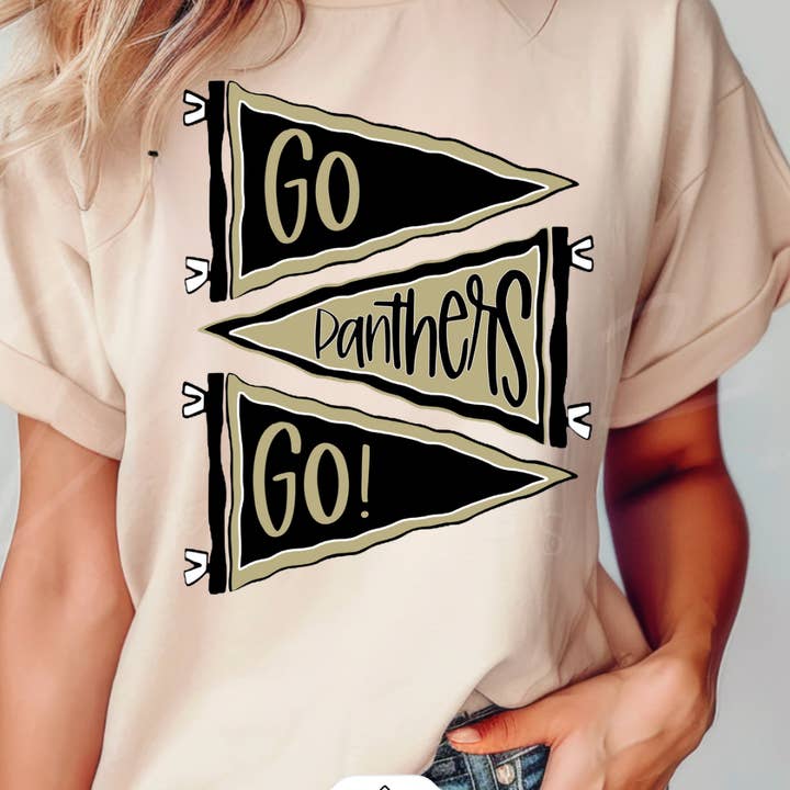 T-shirt Écusson d'Équipe | Personnalisable pour la vente par The Ruffled Rhino