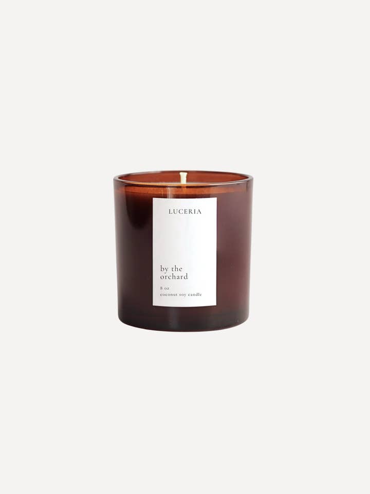 Di By the Orchard Candle | Cera di soia non tossica | Profumo di agrumi per la vendita all'ingrosso da parte di Luceria Candle Co.