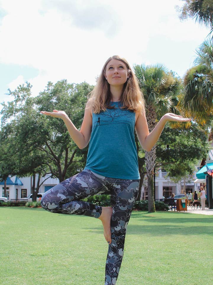 Tree Pose Muscle Tank pour la vente par Violet Lotus