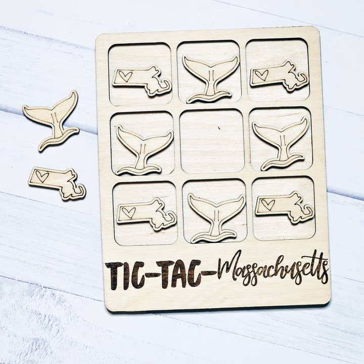 Jeu de tic-tac-toe avec les baleines du Massachusetts pour la vente par The Trendy Traveler