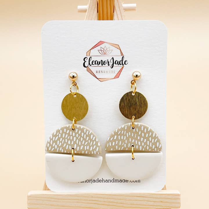 NIA | Orecchino in argilla bianca a pois color latte ghiacciato per la vendita all'ingrosso da parte di Eleanor Jade Handmade