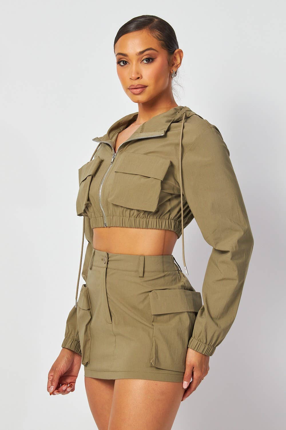Hot & Delicious – Engroshandel Top- og nederdelsæt - Dame – Elena Hoodie Crop Jacket & Cargo Mini Nederdelsæt (HGC10247)14