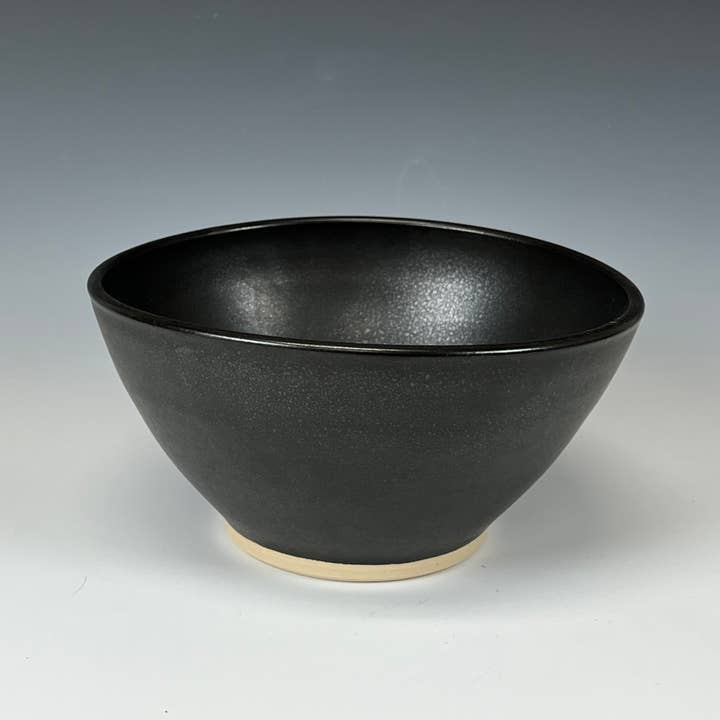 Lille sort skål for engroshandel hos The Hive Ceramics