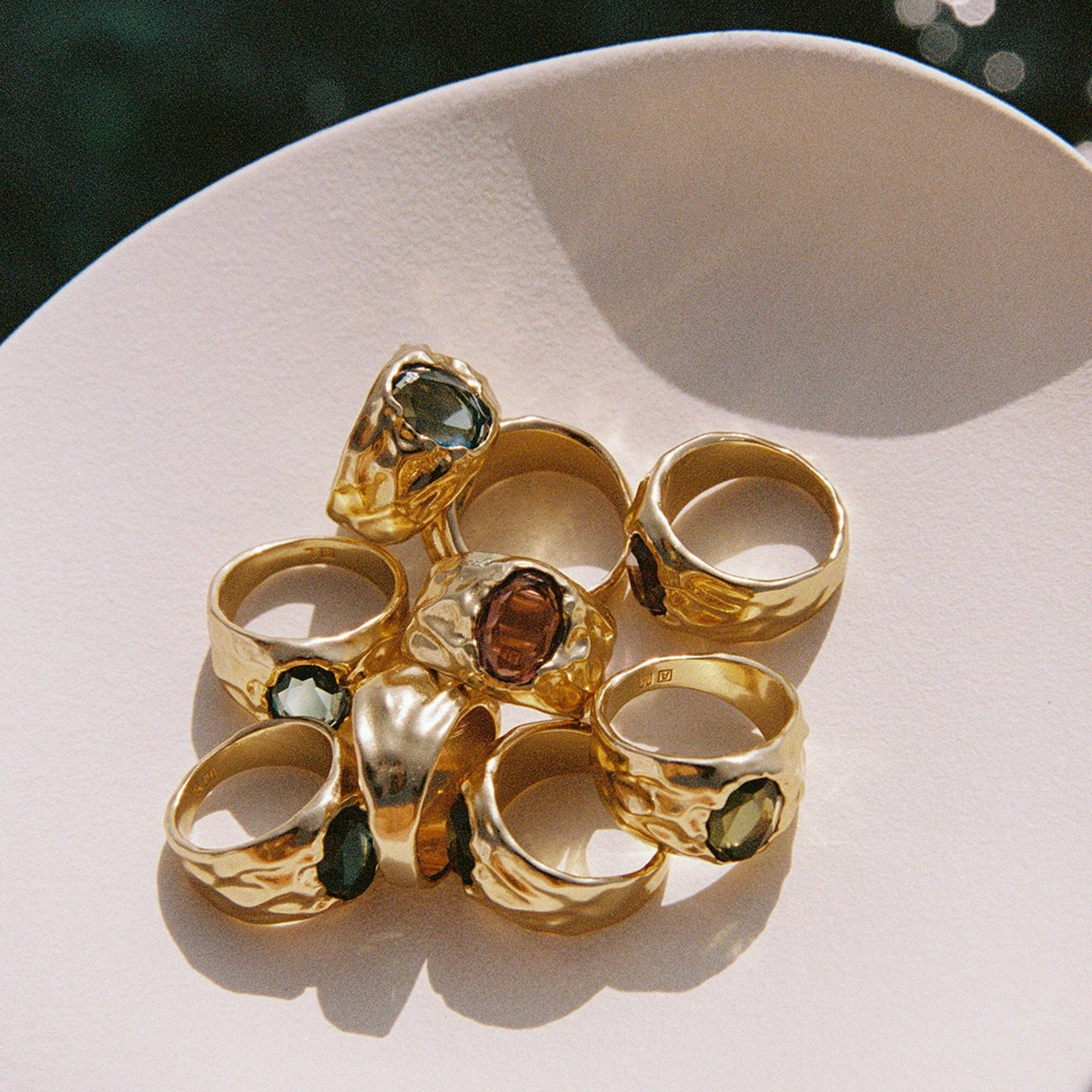 Agapée Jewelry - Wholesale Cocktail/gelegenheidsring - Carmen brede ring in donker groen met goud | waterdicht cadeau sieraad4