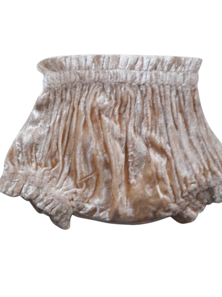 Couvre-couche en velours de style Blush Shorts pour la vente par Yo Baby