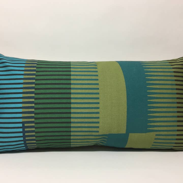 Cuscino a righe pettinate - verde oliva, verde petrolio e turchese per la vendita all'ingrosso da parte di Sharon Jane Studio