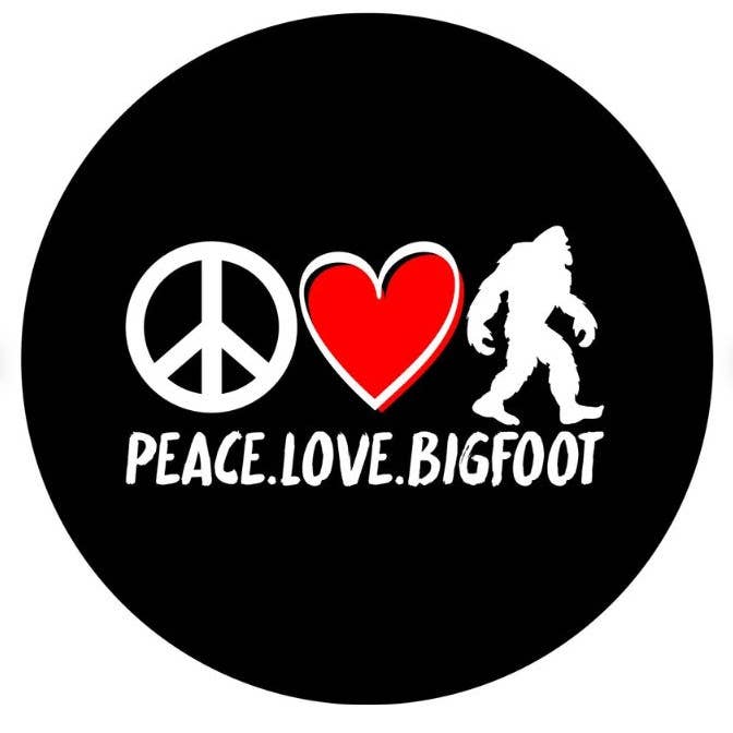 Housse pour pneu de secours Peace Love Bigfoot pour la vente par Dirty Acres