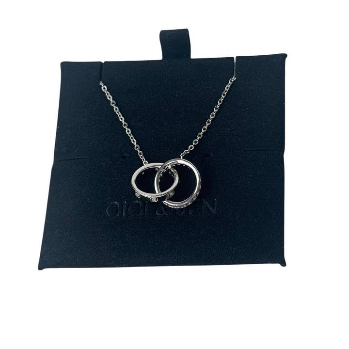 Gigi & Jen - Vendita all'ingrosso Collana con ciondolo/pendaglio - Collana in argento con due anelli intrecciati "Unbreakable Bond".