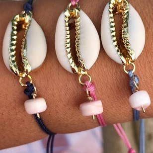 Pulseira ajustável Cowry com borda banhada a ouro e concha por atacado de Lexi Jewelry