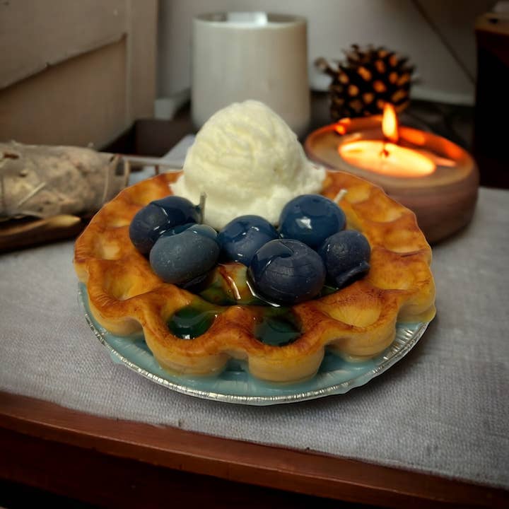 White Dog Candle LLC - Wholesale Novelty candle - Blueberry a la mode 5” candle