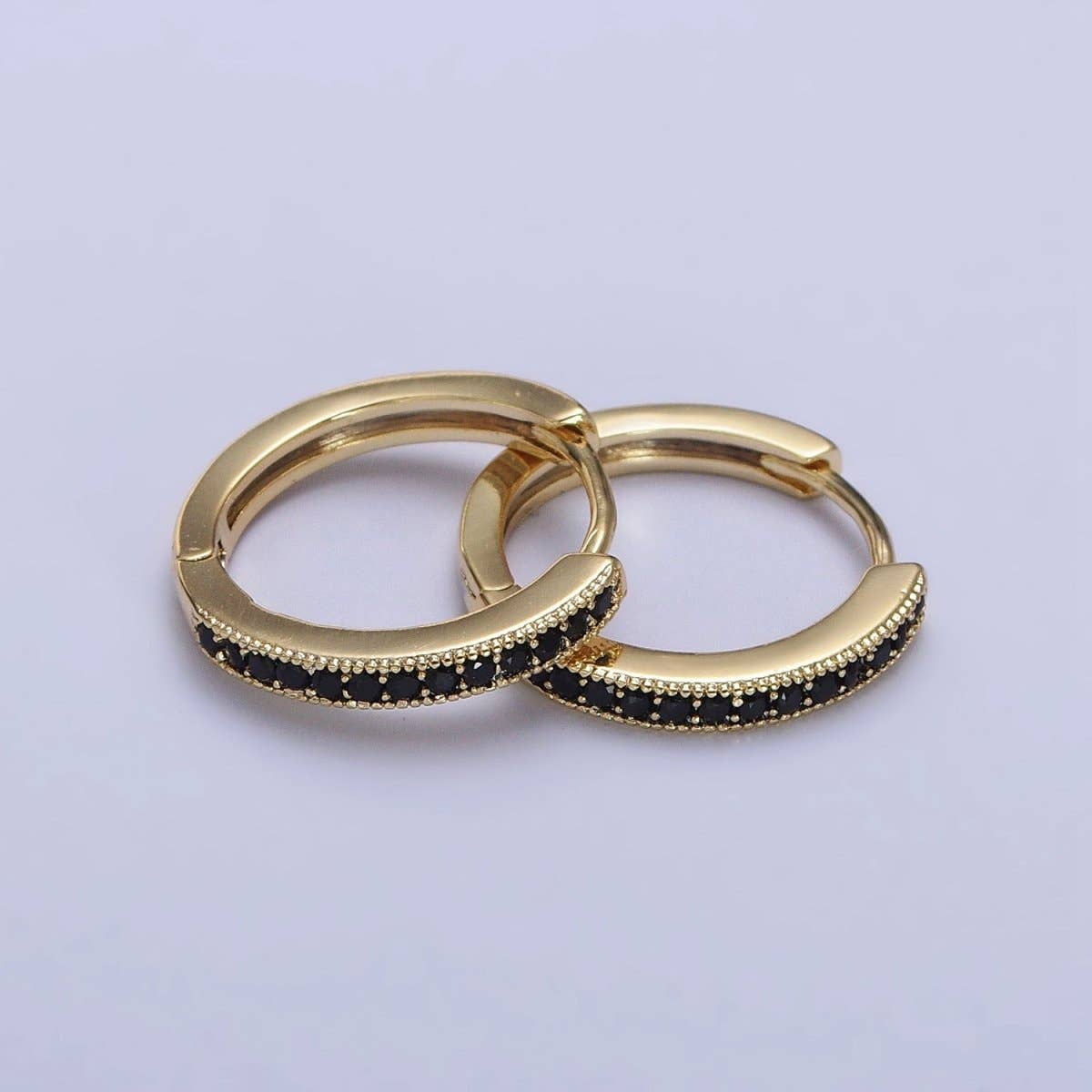 Aim Eternal - Vente Petits anneaux - Boucles d'oreilles Huggie de 16 mm doublées d'oxyde de zirconium micropavé vert, fuchsia et noir en or 24 carats | AB297 AB298 AB2992