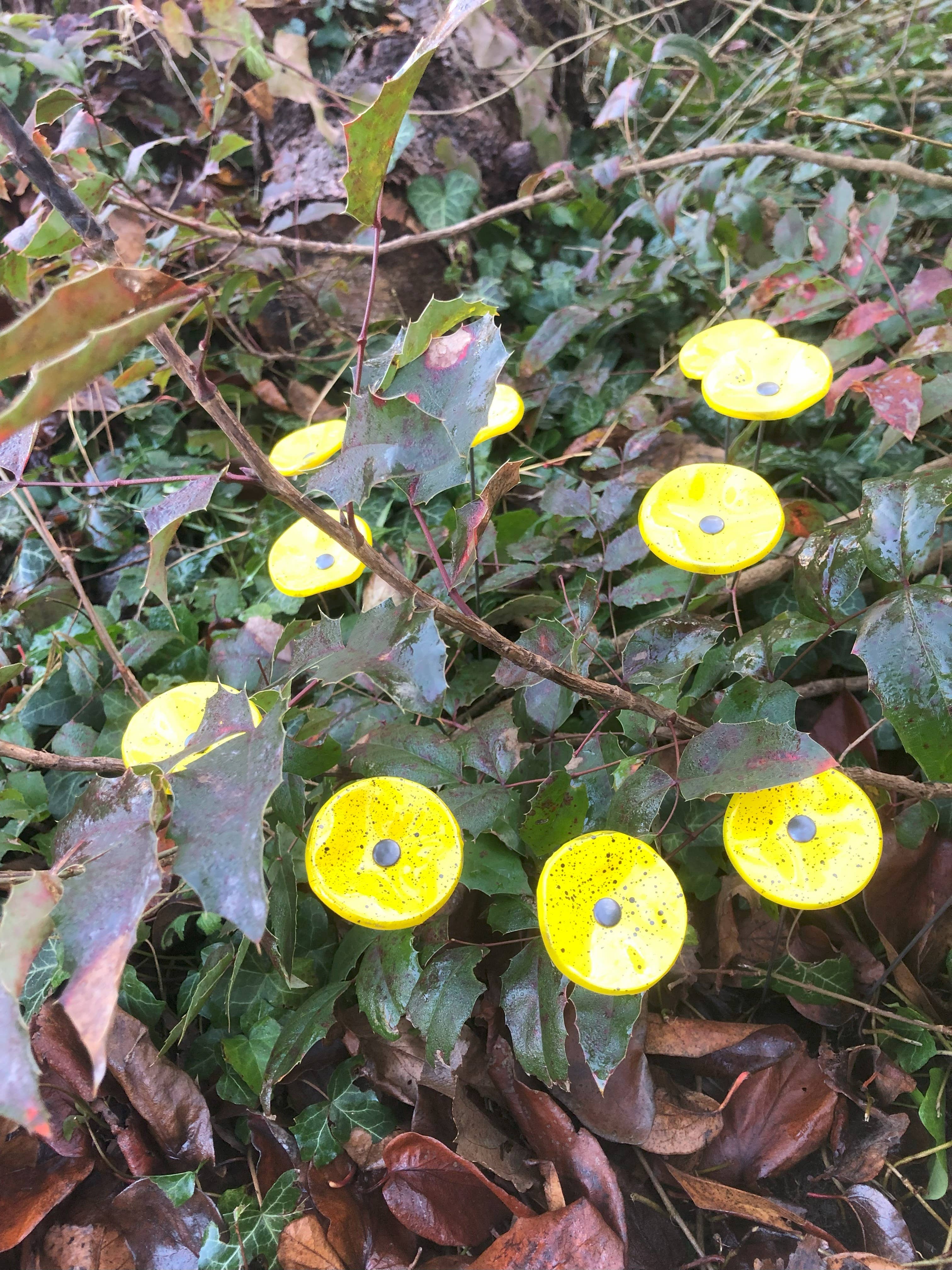 CARNEOL GLASS - Wholesale Garden/Lawn Stake - Small Glass Flower For Outside IN yellow-black13