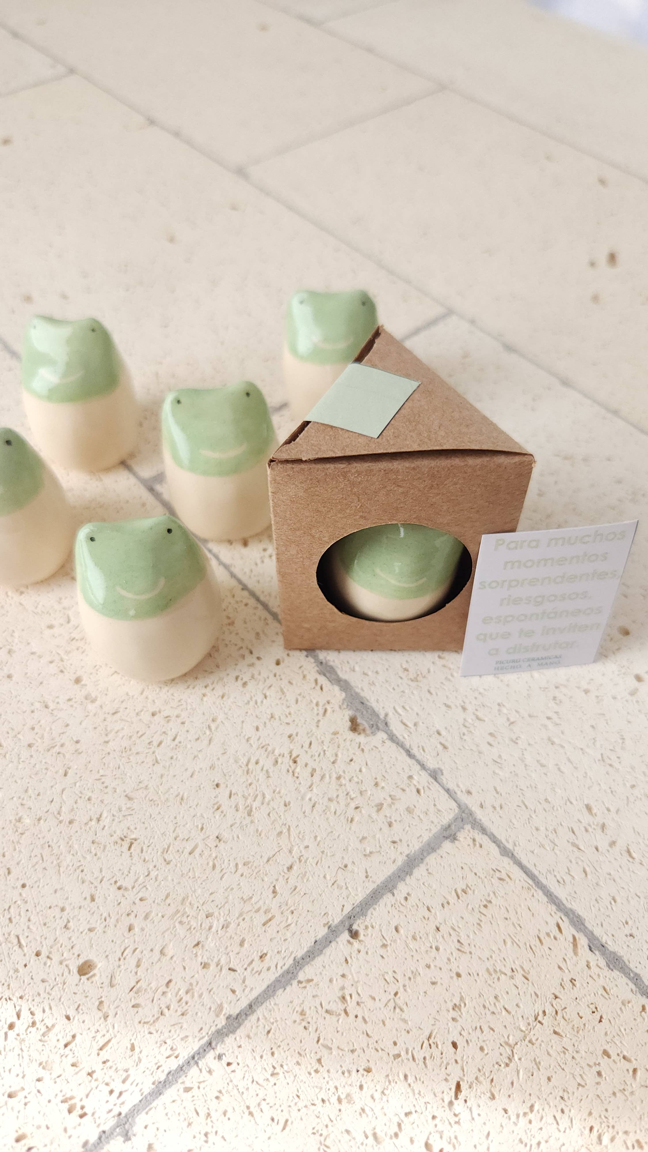 Picuru ceramicas - Venta al por mayor Moneda/objeto de coleccionista - Amuleto Sapito de las aventuras (5 idiomas)7