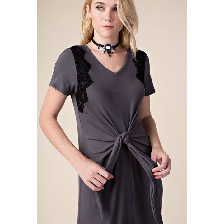 MINI STRIKKJOLE MED FRONTBINDING OG HÆKLET BLONDE for engroshandel hos VOCAL