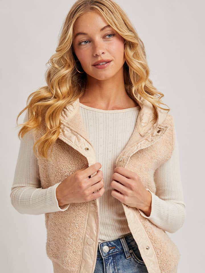 GILET À CAPUCHE MATELASSÉ EN POLAIRE SHERPA AVEC BOUTONS pour la vente par Bluivy