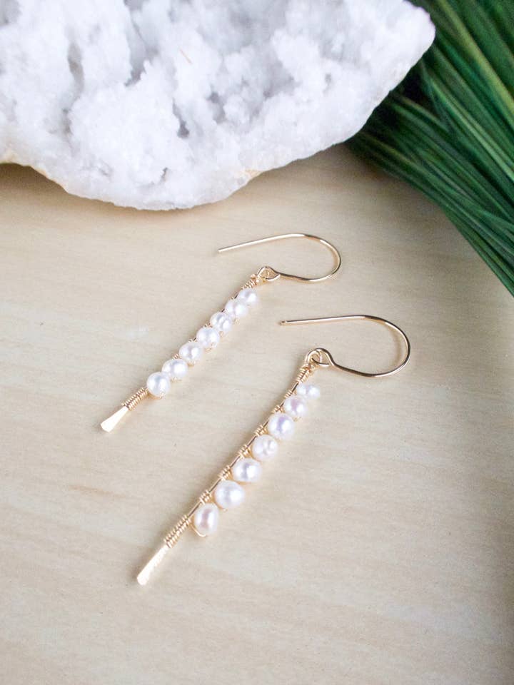 Pendientes verticales de perlas de agua dulce con relleno dorado para venta al por mayor de Pyrite and Pearls