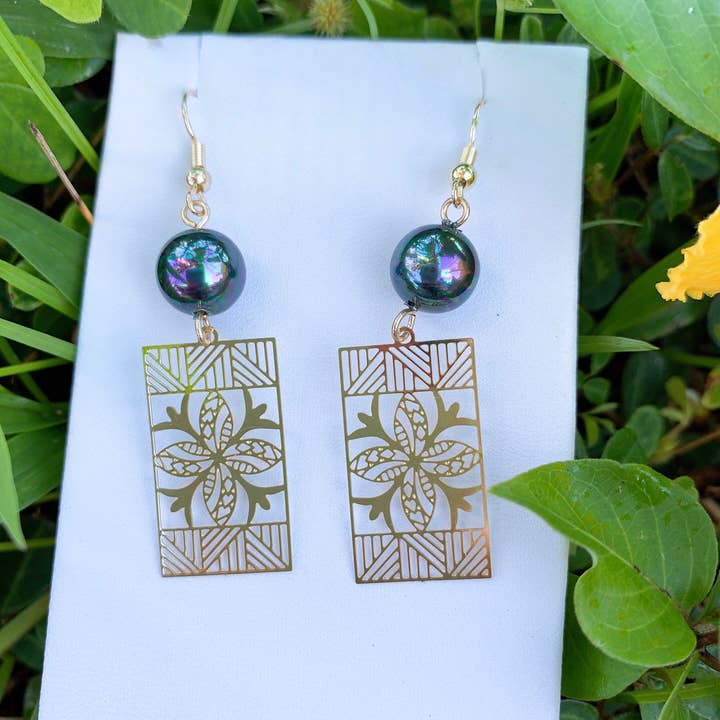 Anela's Jewelry - Wholesale Dangle earrings - Hawaiian Quilt Weave Patten Flowers Design: Hamilton Gold Earring with Shell Pearls