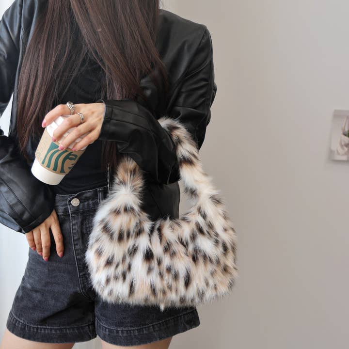 Dipped Shop - Wholesale Top handle bag – women's - Winter Leopard Print Fluffy Underarm Handbag DP25G6671