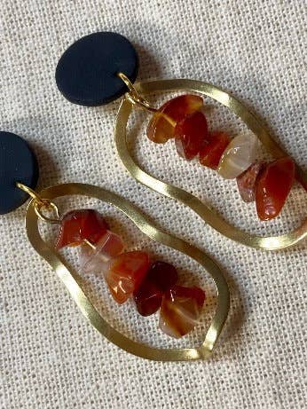 Boucles d'oreilles perlées rouges pour la vente par Clay & Co.