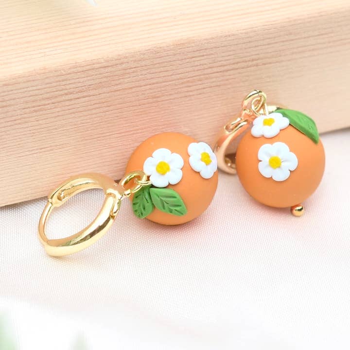 Huggie Hoop met oranje fruit | 24-karaats verguld | Hypoallergeen voor wholesale door Snowbelshop